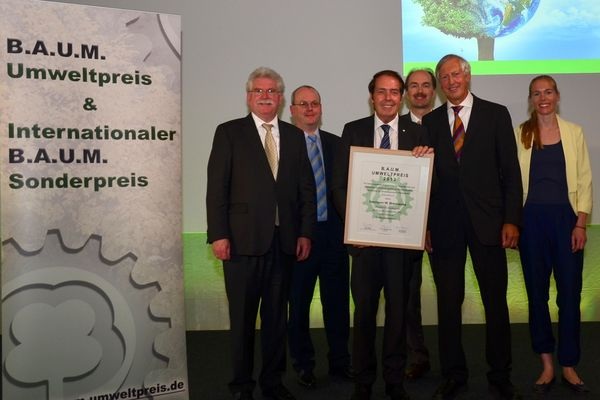 Hermann W. Brennecke präsentiert seine Urkunde zum B.A.U.M.-Umweltpreis 2013, die ihm Prof. Dr. Maximilian Gege (2. von rechts) überreicht hat. - © Grundfos
