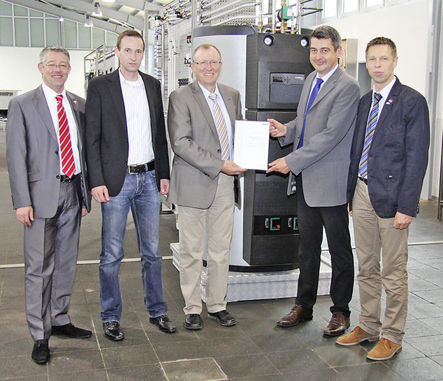 Gewinnübergabe (v.l.): Oventrop-Außendienst-Mitarbeiter Bernd-Thomas Niedenzu, Jan Loock, Hermann Loock, Oventrop-Marketingleiter Walther Tillner und Oventrop-Verkaufs-Gebietsleiter Karsten Streich.