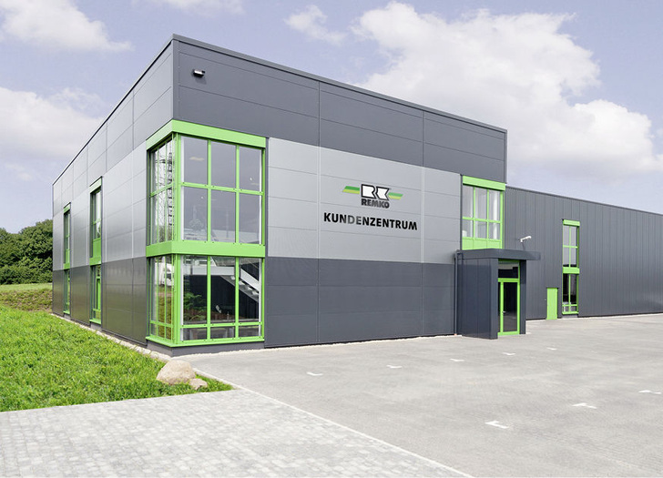 Abb. 1 Das neue RemkoKundenzentrum in Lage mit angegliedertem Ersatzteillager (rechts). - © Remko

