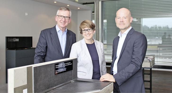 Abb. 1 Stolz auf 100 Jahre Firmengeschichte (v.l.): Die DallmerGeschäftsführung mit Johannes Dallmer jun., Yvonne Dallmer und Harry Bauermeister.