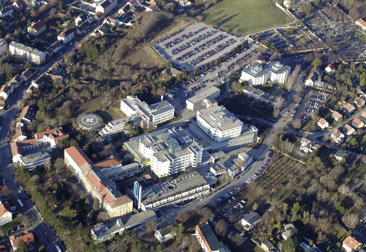 Abb. 1 Luftaufnahme des Landesklinikums Mistelbach-Gänserndorf. Brüdendampf wird hier nicht in die ­Umgebung entlassen, sondern energetisch genutzt. - © Landesklinikum Mistelbach-Gänserndorf
