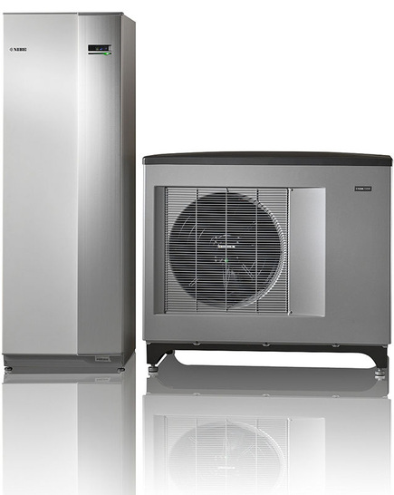 Nibe: Luft/Wasser-Wärmepumpe F2030 (rechts) und Inneneinheit VVM 310. - © Nibe
