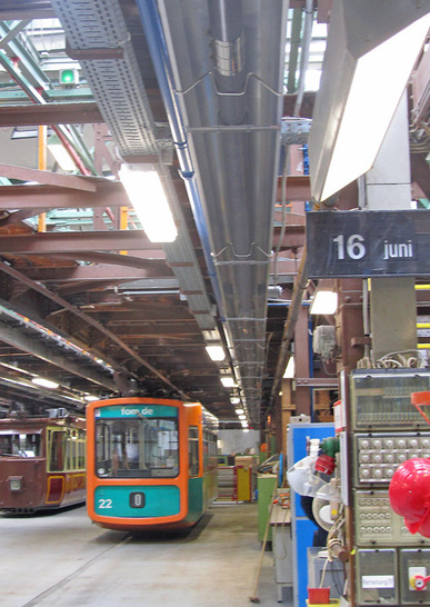 Vacurant: DunkelstrahlerVerbundsystem in der Reparatur- und Wartungshalle der Wuppertaler Schwebebahn.