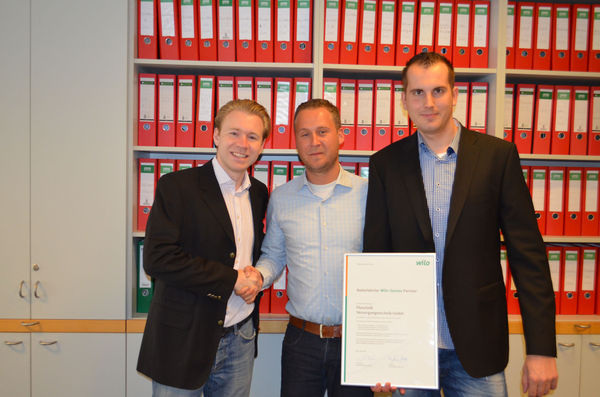 Tino Drachenberg (Mitte), Wilo-Außendienst, überreicht den autorisierten Geniax-Partnern Nicolas Fluschnik Jr. (links) und Andy Steinberg von der Fluschnik Versorgungstechnik GmbH ihre Zertifizierungsurkunde.