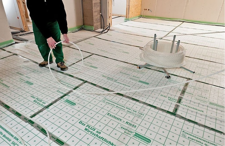 Empur: Verlegung des Flächenheizsystems „Exclusiv-Klett“.