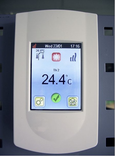 Purmo: Der Uhrenthermostat TempCo Touch wird wie eine Smart­phone-App bedient.