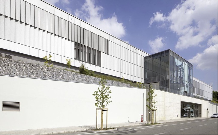 Abb. 1 In dem neue Hörsaalgebäude der Bergischen Universität Wuppertal befinden sich zwei Hörsäle mit insgesamt 1070 Plätzen, 13 Seminarräume, ein großzügiges Foyer und eine kleine Cafeteria.