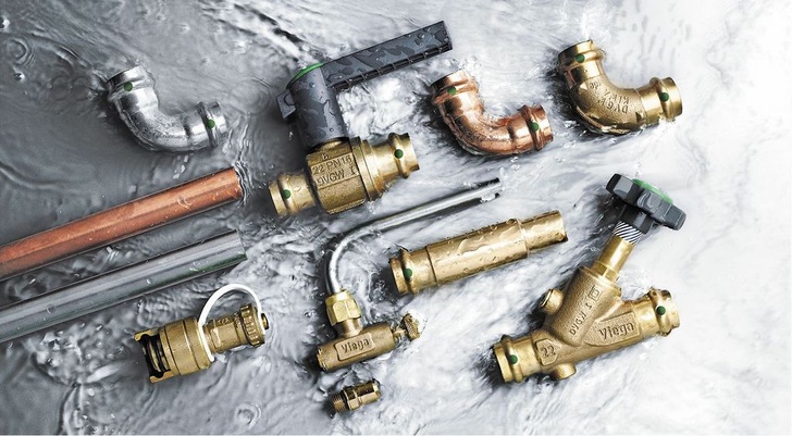 Abb. 1 Zum Schutz des „Lebensmittels“ Trinkwasser gelten ab dem 1. Dezember 2013 neue Grenzwerte, die jedoch bei UBA-gelisteten Werkstoffen — wie Kupfer, Rotguss und Edelstahl — keine Herausforderung darstellen. Bleileitungen müssen ausgetauscht werden.