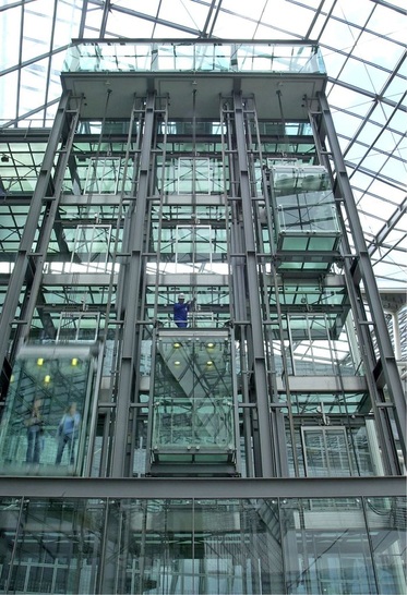 Abb. 1 Für den Betrieb der rund 5 Mio. Aufzüge in den 27 EU-Staaten werden zwei Großkraftwerke benötigt. Eines davon könnte man abschalten, wenn alle europaweit installierten Aufzüge mit der besten verfügbaren Technik nachgerüstet werden.