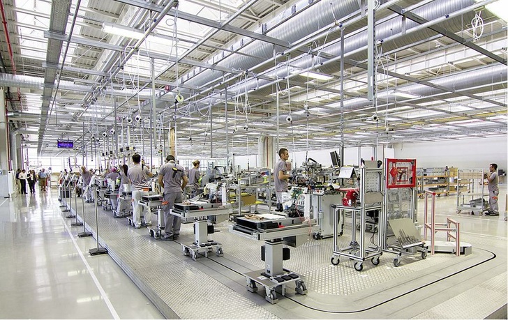 Blick in die Viessmann-Produktion in Manisa: Große Glasflächen sorgen für eine freundliche Atmosphäre. Die Fertigung ist nach den neuesten Standards für Lean Production konzipiert.