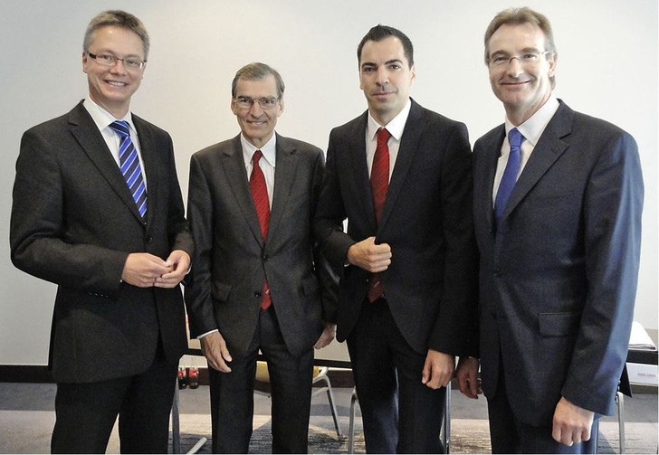 Künftig strategische Partner: Dr. Kai Schiefelbein, Geschäftsführer Technik Stiebel Eltron, die Geschäftsführer Karl Ochsner Senior und Junior von Ochsner Wärmepumpen sowie Karlheinz Reitze, Geschäftsführer Vertrieb Stiebel Eltron (v.l.). - © Stiebel Eltron
 Künftig strategische Partner: Dr. Kai Schiefelbein, Geschäftsführer Technik Stiebel Eltron, die Geschäftsführer Karl Ochsner Senior und Junior von Ochsner Wärmepumpen sowie Karlheinz Reitze, Geschäftsführer Vertrieb Stiebel Eltron (v.l.).