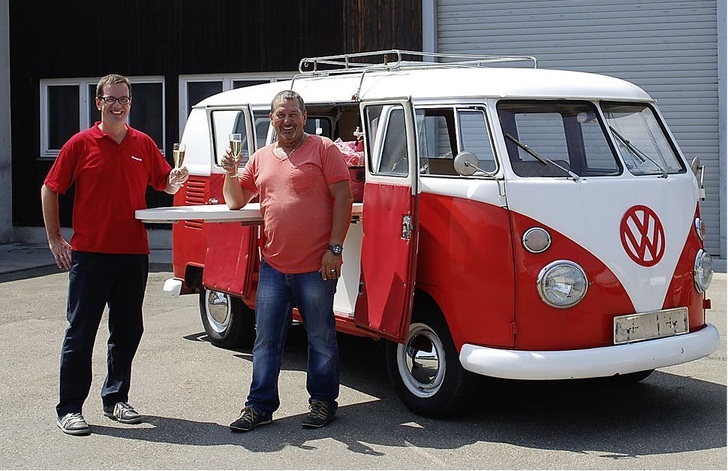 Bye, bye Bulli: Honeywell-Haustechnik-Marketingleiter Jens Bredemeier übergibt die Schlüssel des ehemaligen WWW-Mobils an den neuen Besitzer, einen Oldtimer-Liebhaber aus dem Rhein-Neckar Raum.