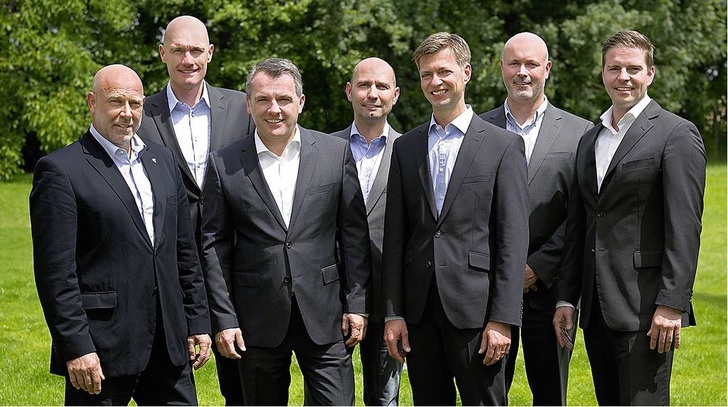 Buderus: Stefan Thiel, Leiter Vertrieb Buderus Deutschland (2. v.l.) mit den ­Leitern der neuen Vertriebsregionen: Heinz-Christian Fink, Tilman Faust, Bernd Haller, Stefan Weber, Jürgen Strölin und Alexander Wuthnow (v.l.).