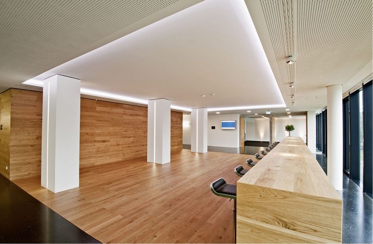 Abb. 1 Fugenlose geschlossene Klimadecken sind ein zentrales Element der architektonischen Raumgestaltung.