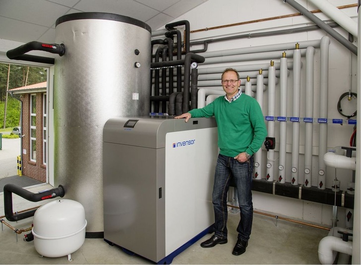 Abb. 1 Geschäftsführer Bernd Esders ist sehr zufrieden mit der KWKK-Anlage und ihrer Wirtschaftlichkeit. Die InvenSor-Adsorptionskältemaschine LTC 10 plus (10 kW Nennleistung) und der 2000-l-Kaltwasser-­Pufferspeicher wurden im ersten Obergeschoss unmittelbar über dem…