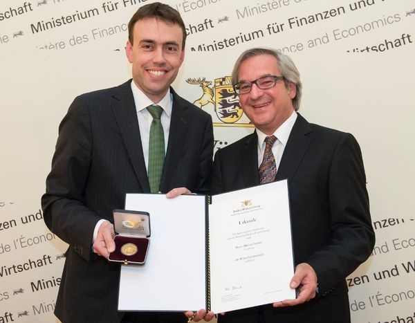 Finanz- und Wirtschaftsminister Dr. Nils Schmid (links) übergibt die Wirtschaftsmedaille des Landes Baden-Württemberg an Michael Sautter, Geschäftsführer von perma-trade Wassertechnik.