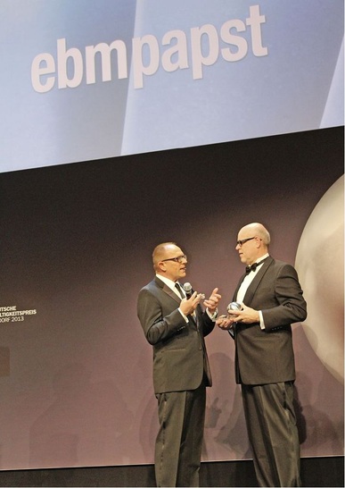 Rainer Hundsdörfer (rechts) nimmt den Deutschen ­Nachhaltigkeitspreis 2013 für ebm-papst in Empfang. - © Steffen Höft
