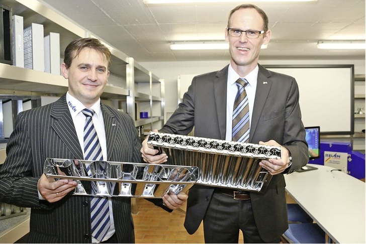 Reven: Geschäftsführer Sven Rentschler (rechts) und Verkaufsleiter Vitali Lai präsentieren das neue und ein altes Abscheideelement. - © Reven
