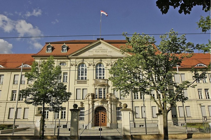 Abb. 1 Staatskanzlei am Regierungsstandort Potsdam auf der Liegenschaft Heinrich-Mann-Allee 107. Etwa 16 Gebäude werden hier über ein Zentralennetzwerk (LAN) brandschutz- und sicherheitstechnisch überwacht.