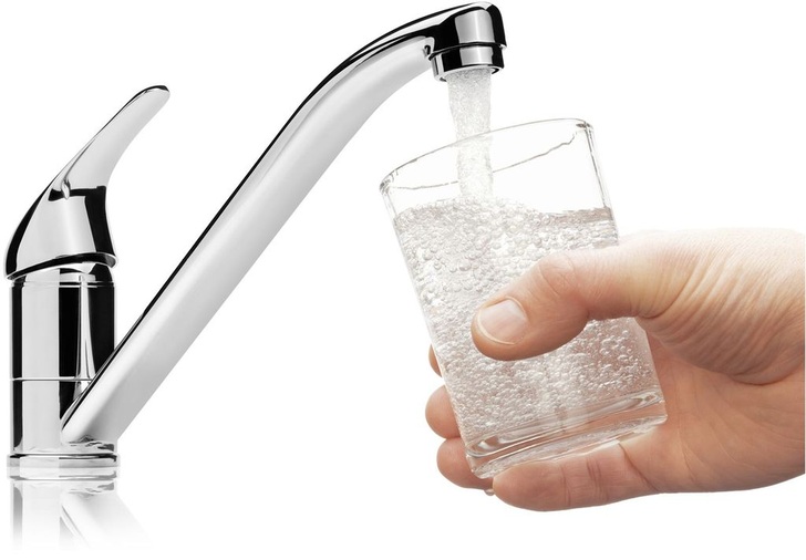 Abb. 1 Der neue Blei-Grenzwert geht davon aus, dass bei dem täglichen Genuss von 2 l Trinkwasser mit einer Dosis von 10 μg/l Blei keine Gesundheitsgefahr besteht.