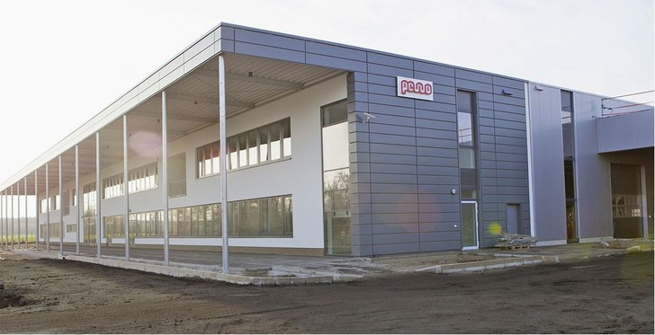 Pewo: Neue Werkhalle und Bürogebäude in der Gemeinde Elsterheide. - © Pewo Energietechnik
