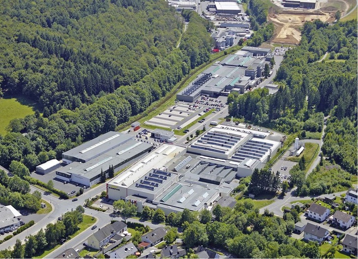 Blick auf den Kemper-Standort in Olpe, mit dem Bauplatz (rechts oben) für das neue Armaturenwerk mit integriertem Logistikzentrum. - © Kemper
