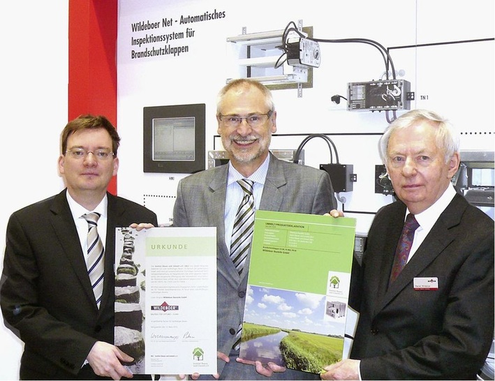 Dr.-Ing. Jürgen Wildeboer, Dipl.-Ing. Hans Peters (IBU) und Dipl.-Ing. Werner Wildeboer bei der Übergabe von Umwelt-Produktdeklarationen für Brandschutzklappen (v.l.). - © Wildeboer
