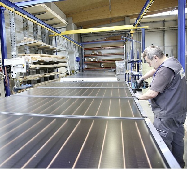 Gasokol: Fertigung von gigaSol-OR-Kollektoren. - © Gasokol
 Gasokol: Fertigung von gigaSol-OR-Kollektoren.