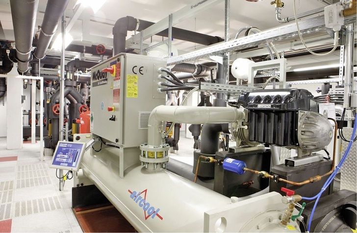 Abb. 1 Datev-Maschinenzentrale mit aircool/McQuay-Turboflüssigkeitskühler WMC 125 mit 350 kW Kälteleistung (Kaltwasser 6/12 °C, Kühlwasser 40/45 °C). - © aircool
