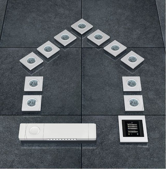 Danfoss Link (rechts unten) steuert über den Hauptregler der Fußbodenheizung (links unten) die Tempe­raturen in den Räumen. ­Jeder Raum erhält einen Fühler mit Display. - © Danfoss
