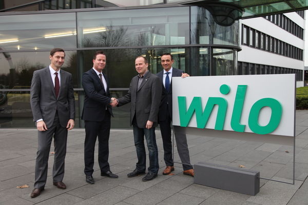 Eric Lachambre (COO Wilo), Oliver Hermes (CEO Wilo), Enrico Götsch (Geschäftsführer GEP) und Carsten Krumm (Vertriebsleiter D-A-CH Wilo) nach der Vertragsunterzeichnung (v.l.).