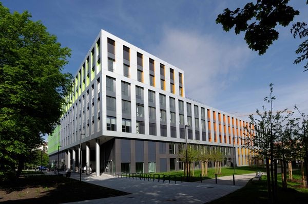 Referenz und Veranstaltungsort: Das Smarthouse mit 15.000 m² thermoaktiver Decken zum Kühlen und Heizen mit integrierten Akustikabsorber. - © Innogration
 Referenz und Veranstaltungsort: Das Smarthouse mit 15.000 m² thermoaktiver Decken zum Kühlen und Heizen mit integrierten Akustikabsorber.