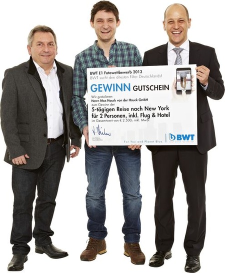 Siegerehrung: Herbert Schüssel, BWT-Verkaufsberater München, (links) und Andreas Milich, BWT-Gebietsvertriebsleiter Süd, (rechts) übergeben Max Hauck den Reisegutschein nach New York für sein Trinkwasserfilterfoto. - © BWT
 Siegerehrung: Herbert Schüssel, BWT-Verkaufsberater München, (links) und Andreas Milich, BWT-Gebietsvertriebsleiter Süd, (rechts) übergeben Max Hauck den Reisegutschein nach New York für sein Trinkwasserfilterfoto.