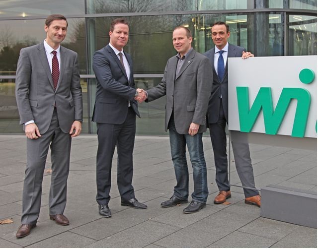 Eric Lachambre (COO Wilo), Oliver Hermes (CEO Wilo), Enrico Götsch (Geschäftsführer GEP) und Carsten Krumm (Vertriebsleiter D-A-CH Wilo) nach der Vertragsunterzeichnung (v.l.).
