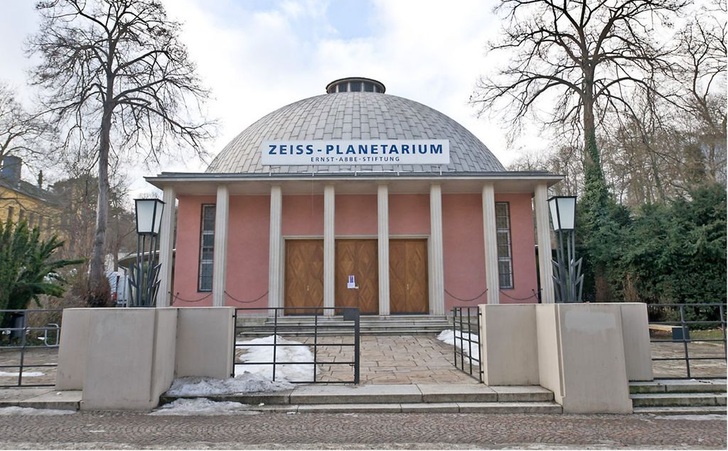 Abb 1 Nach zahlreichen technischen Neuerungen steht das Carl-Zeiss-Planetarium in Jena heute wieder an der Spitze der neun Großplanetarien in Deutschland: Jahr für Jahr wird es von mehr als 125000 Menschen besucht. - © Empur
