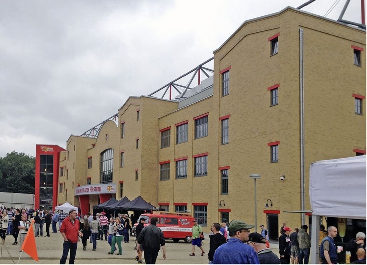Abb. 1 Eröffnung des Stadions An der Alten Försterei vom 1. FC Union Berlin. Die Gäste konnten sich neben der Haupttribüne…
