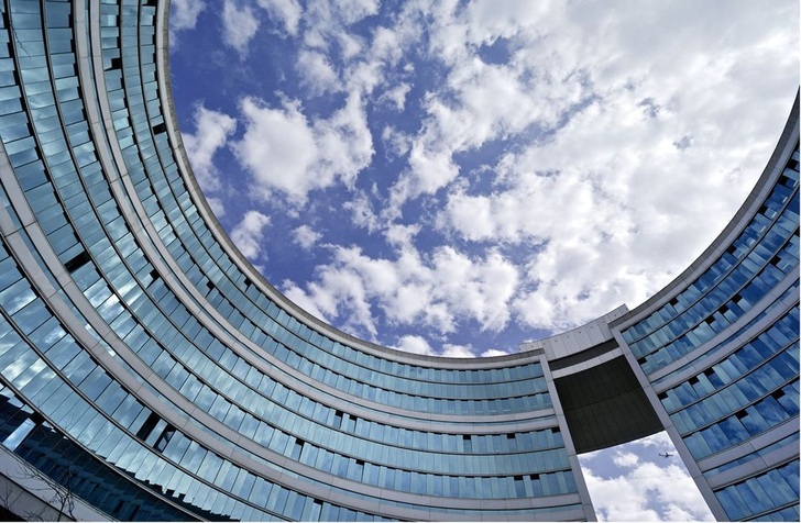 Abb. 1 Omega-Haus in Offenbach. 17 Jahre nach der Inbetriebnahme wurde mit der grundlegenden Modernisierung der Gebäudeautomation begonnen.