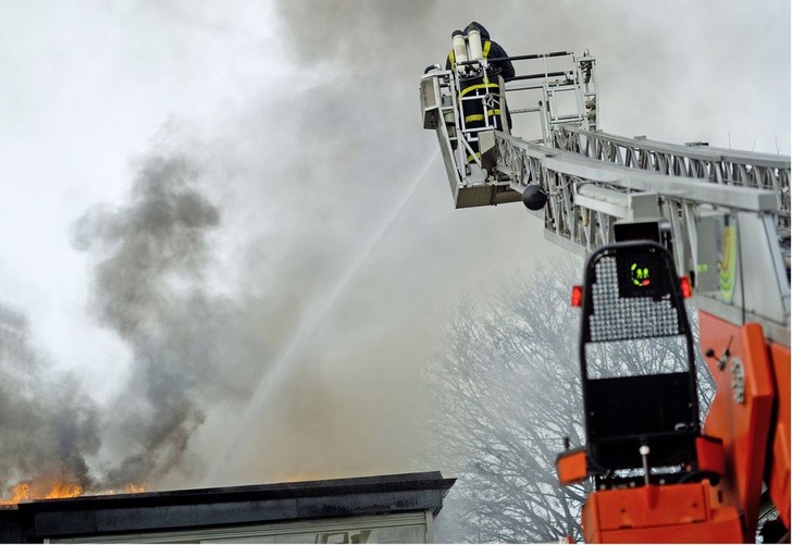 Abb. 1 Gebäudeplaner müssen umdenken: Die energiesparende Bauweise kann die Branderkennung verzögern. Experten raten bereits dazu, die Brandmeldung durch Rauchwarnmelder zusätzlich außerhalb des Gebäudes anzuzeigen.