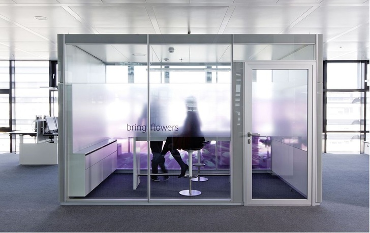 Abb. 1 Wichtiger Bestandteil des Bürokonzeptes der neuen Vodafone Deutschlandzentrale sind Think Tanks, die den Mitarbeitern einen abgeschirmten Rückzugsraum für vertrauliche Gespräche und Telefonate oder konzentriertes Arbeiten bieten.