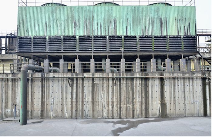 Abb. 1 Nordrhein-Westfalen dringt auf eine bundeseinheitliche Regelung mit immissionsschutz­rechtlichen Anforderungen für die Errichtung und den Betrieb von Verdunstungskühlanlagen. Welche Anlagen dann von einer entsprechenden Verordnung erfasst werden, ist noch nicht ­absehbar. Auch in RLT-Geräten wird zunehmend Verdunstungskühlung eingesetzt.