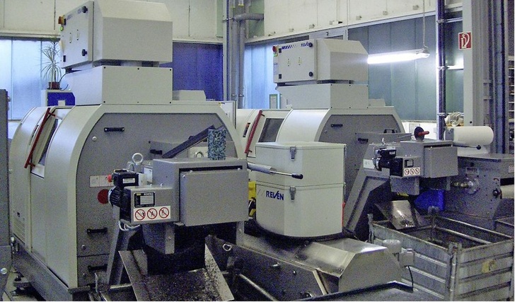 Abb. 1 Mehrstufige Ölnebelabscheider, dezentral auf Drehmaschinen installiert.