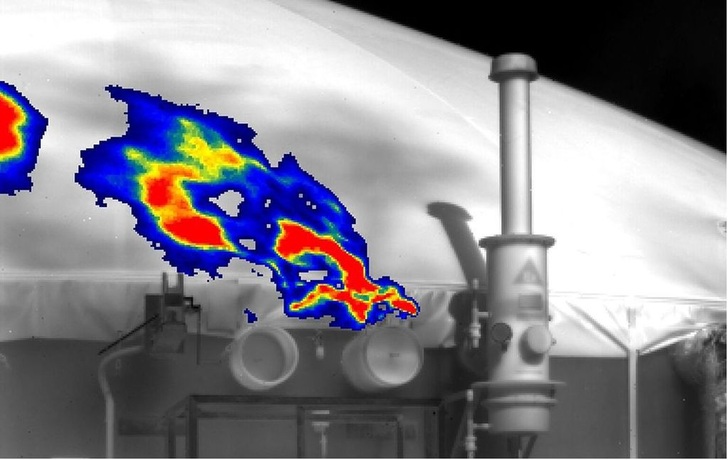 Esders: Infrarot-Videobild der GasCam mit überlagertem Falschfarbenbild von ausströmendem Gas.