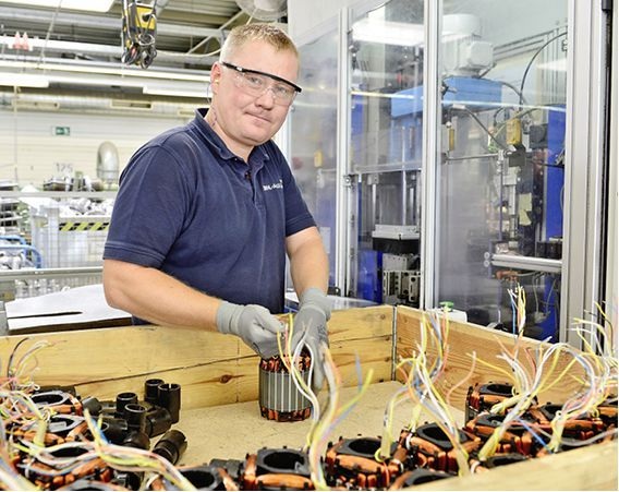 Fertigung von energiesparenden ECMotoren: Eine große Fertigungstiefe hat es Ziehl-Abegg ermöglicht, 2013 in einem schwierigen Umfeld deutlich zu wachsen.