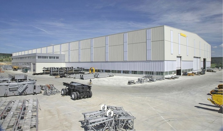 Abb. 1 Die neue Raupenkran-Montagehalle von Liebherr in Ehingen. Die homogen gestaltete Fassade ermöglicht einen hohen Lichteinfall.