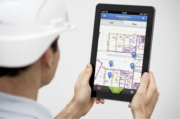 Abb. 1 Die Erfassung und Verwaltung von Baumängeln setzt einen hohen Organisationsaufwand voraus, der durch den Einsatz mobiler Soft- und Hardware gesenkt werden kann. Mit Smartphones und Tablets und den entsprechenden Software-Applikationen lassen sich Mängel direkt vor Ort in Wort und Bild erfassen.