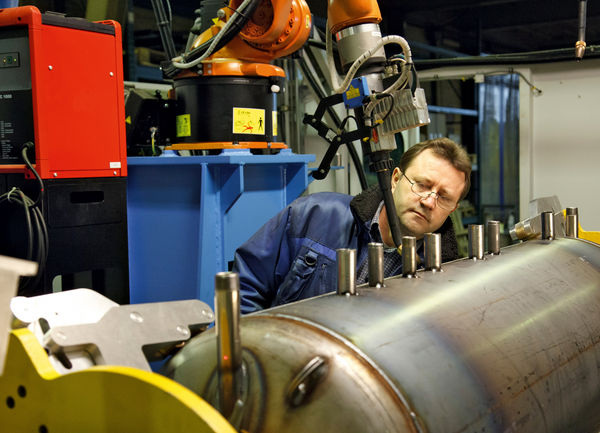 Fertigung eines Solarspeichers im Werk Eibelshausen.
