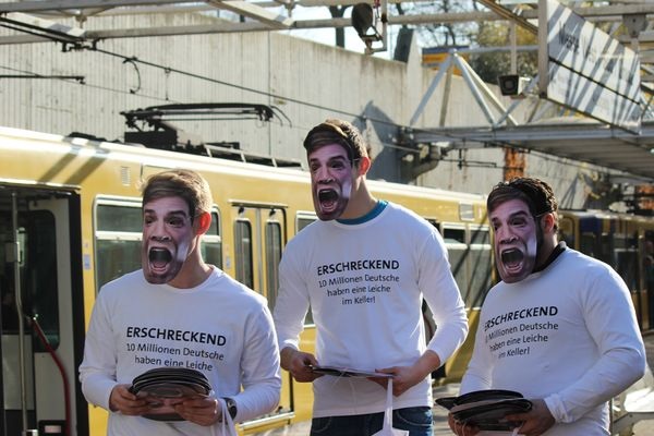 Mit Masken machte Brötje im Bahnhof Essen darauf aufmerksam, dass sich in vielen Kellern veraltete Heizungstechnik befindet. (Quelle: Brötje)