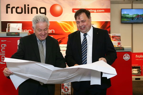 Fröling-Geschäftsführer Dr. Ernst Hutterer (links) zeigt dem OÖ. Landeshauptmann Dr. Josef Pühringer die Pläne für die neue Fröling Akademie.