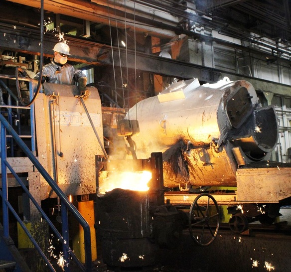 Neuer Schmelzbetrieb bei Düker in Karlstadt: Flüssigeisenentnahme am Vorherd.