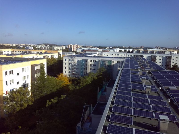 LichtBlick hat im März 2014 im Gelben Viertel in Berlin-Hellersdorf das erste Großprojekt zur Direktlieferung von lokal erzeugtem Solarstrom an Mieter gestartet. - © Stadt und Land
